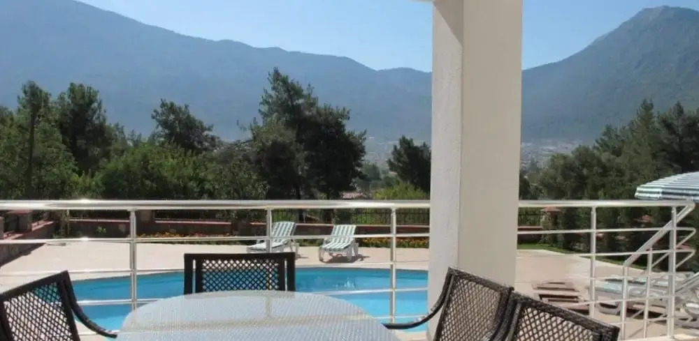 Villa LMP1 by JoyLettings