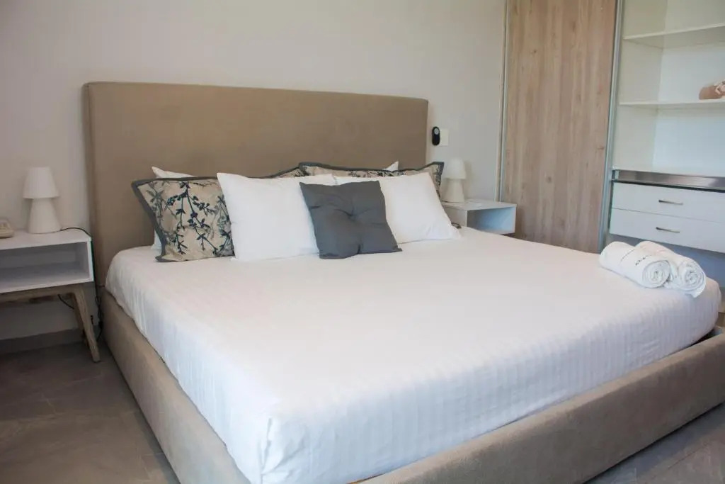 G208N Gallery Luxury Condo 5stars. Walking to the beach.