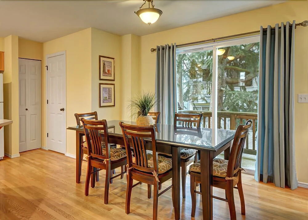 Ballard Northwesterner - Three Bedroom Townhome with Balcony