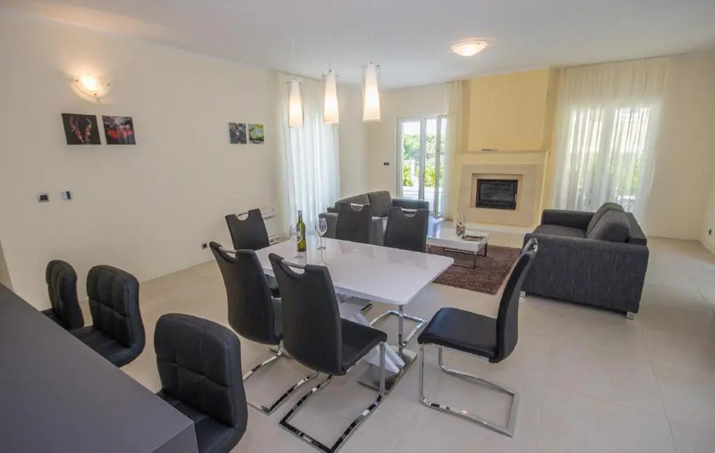 Villa Melograno by Domus Mirus - Rooftop Cinema, Pool, 6-Minute Walk to Beach