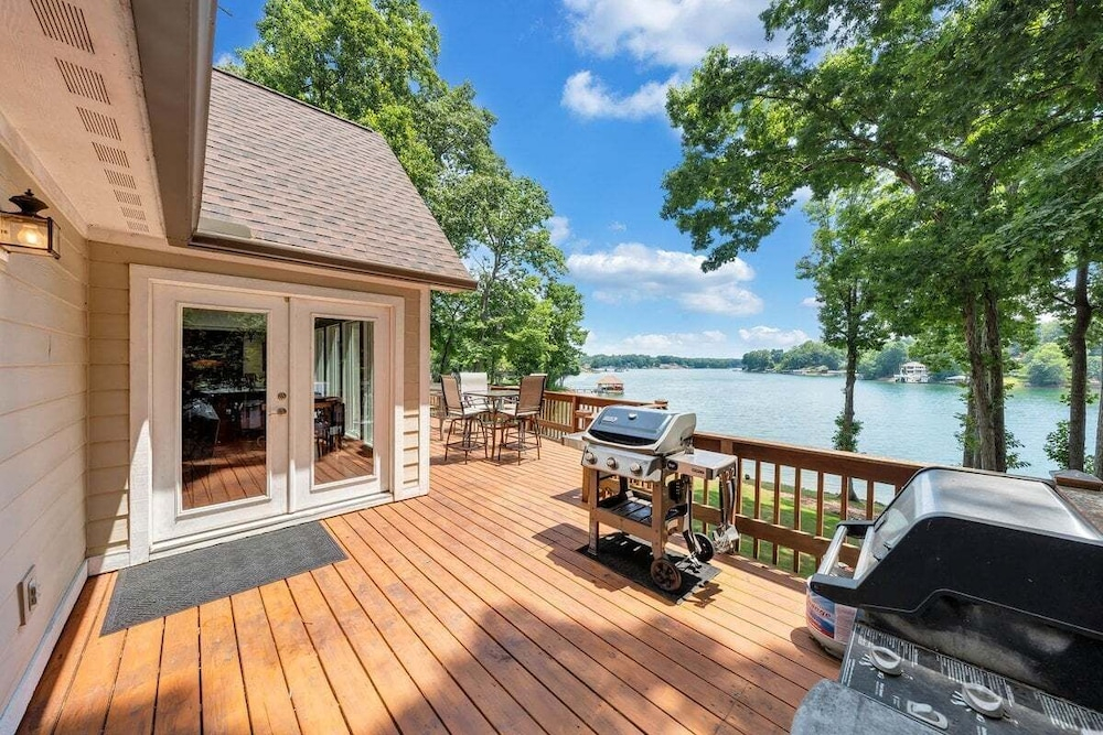 Pappy's Place - Lakefront Home With Private Dock