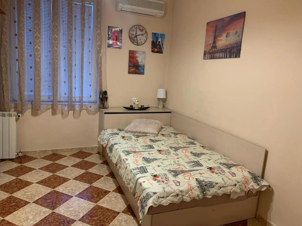 Fantastic 2 Bedroom Apartment - Top Center