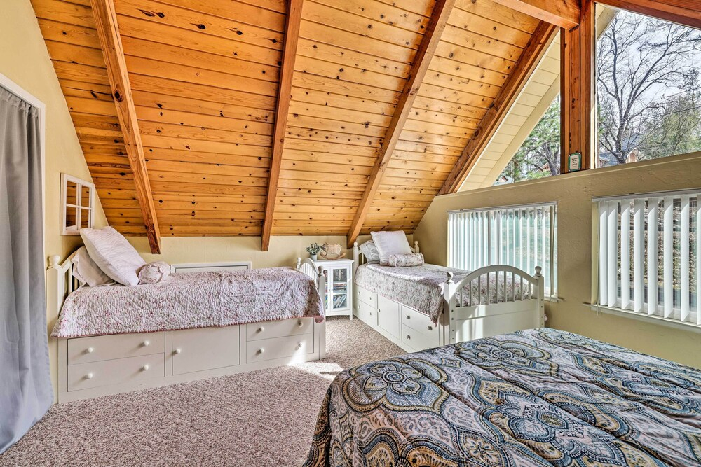 California Cabin w/ Lake Access: 28 Mi to Yosemite
