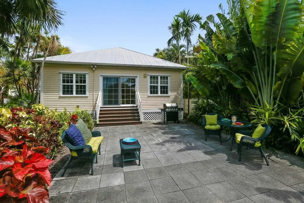 Place to Relax by Avantstay Shared Pool 3 Miles to Smather's Beach Month-long Stays Only