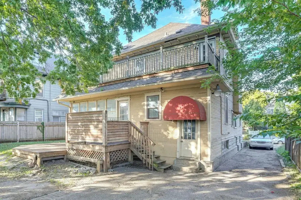 2 Mi to Dtwn! Walkable Minneapolis Apt w/ Deck