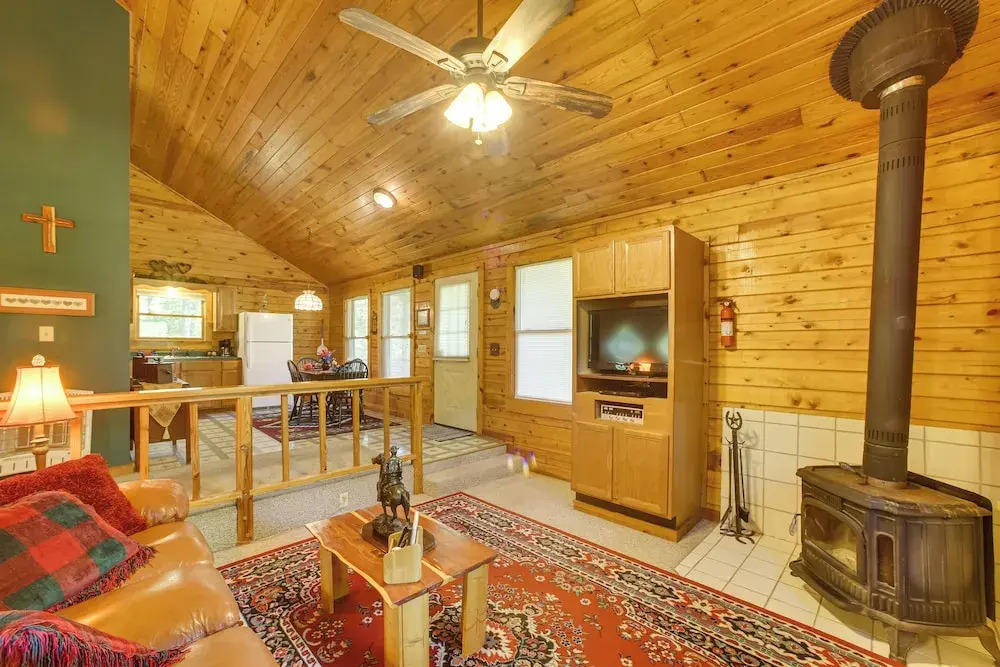 Secluded Studio w/ Deck ~ 8 Miles to Beaver Lake!