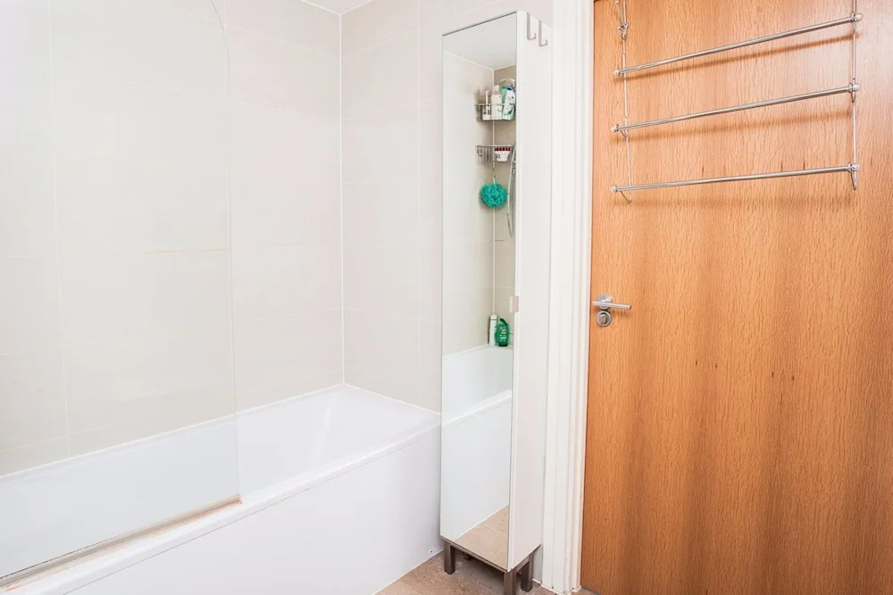 Lovely 1 Bedroom Apartment On the Canal