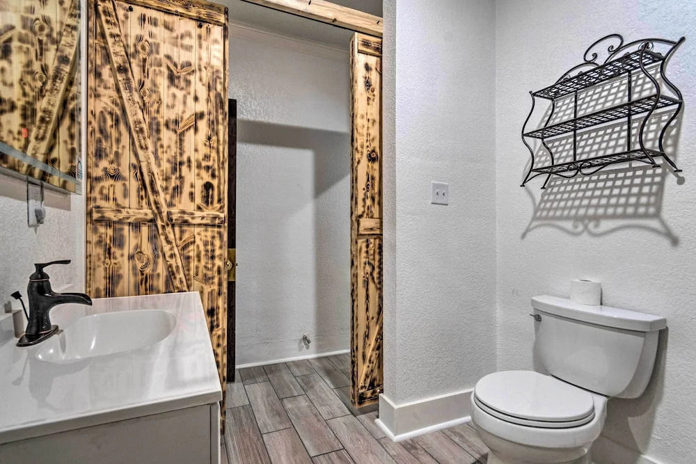 1 Mi to Bathhouse Row: Bright Hot Springs Home!