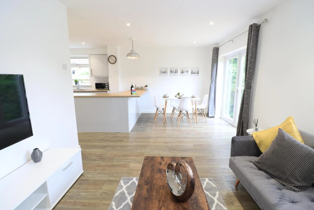 Detached Bungalow I Sleeps 7 I Driveway Parking I Excellent Location I Fast WiFi I Self-Check-In I By Yoko Property