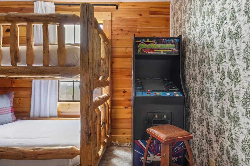 Bears Den Way by Avantstay Private Golf Sim, Firepit & Mountain Views Near Dollywood
