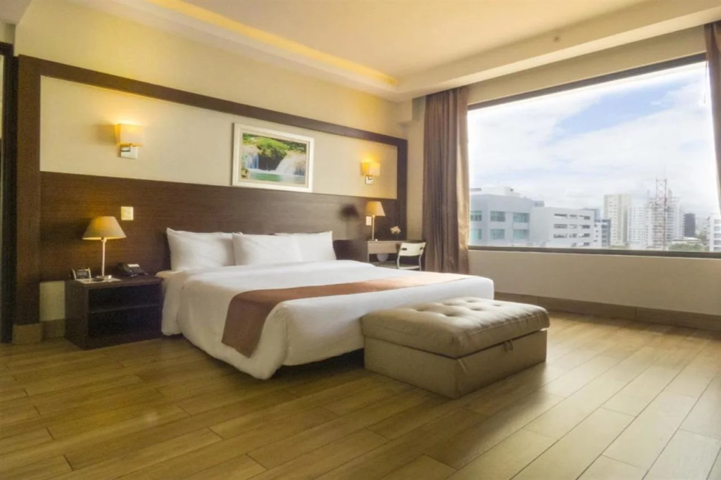 Weston Suites Hotel