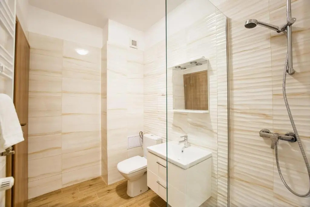 Spacious & Bright 2 bedroom Central Apartment