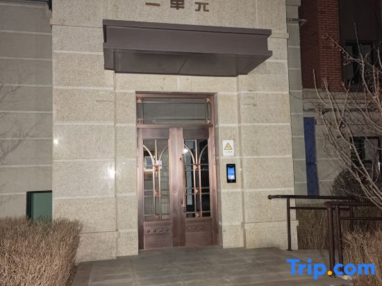 Light Luxury Banshan Hot Spring B&B (Tourism College Branch)
