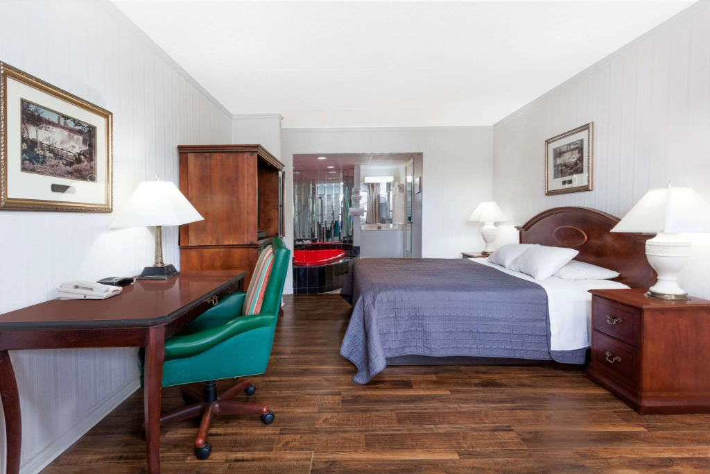 Howard Johnson by Wyndham Niagara Falls