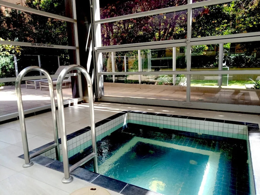 Melbourne City Oasis 2-bedroom Art Deco Apartment With Gym, Carpark, Pool, Wine