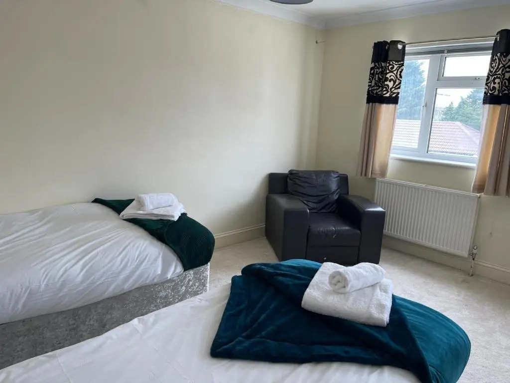3-bed Semi-detached House, Wifi, Parking, Outdoor Space