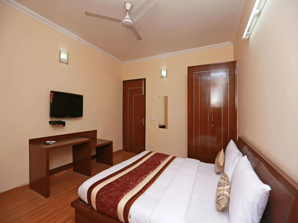 OYO 11600 Hotel Cosy Tree