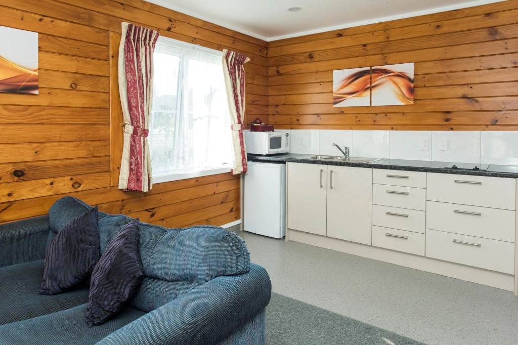 Tudor Park Motel Spacious with kitchens 1 minute walk to restaurant and shopping centre and Gisborne Hospital