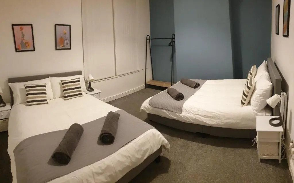 6 bed sleeps 10, walk 2 LFC & EFC, Parking,10 mins 2 City