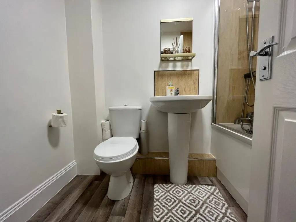 York Centre 2 Bedroom Renovated Flat, 8 Escrick Street