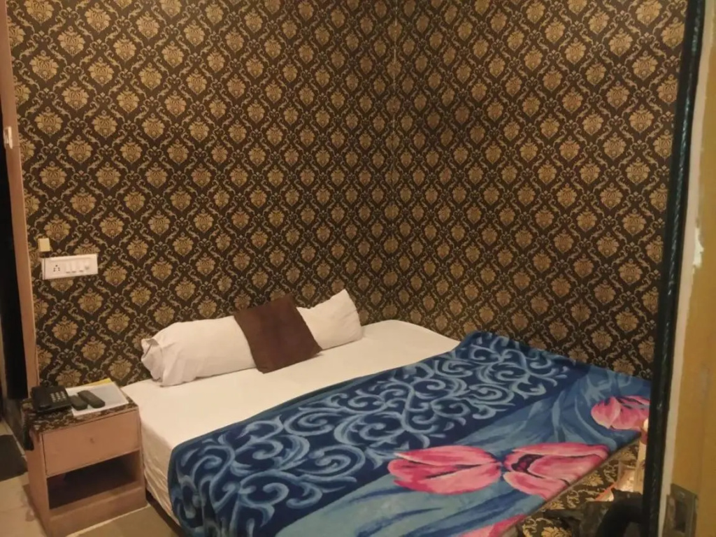 DS Residency-Near Varanasi Jn Railway station N Temples-Parking-Free Wi-Fi