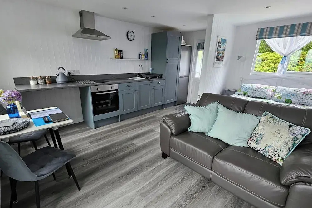 1 Bed Cabin-sleeps 2, Hot Tub, Garden, Views, Pets