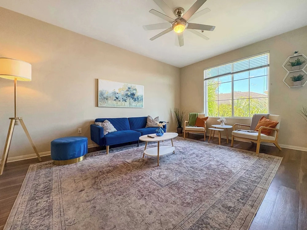 Charming 2BR Retreat Pool Gym 10min to Disneyland