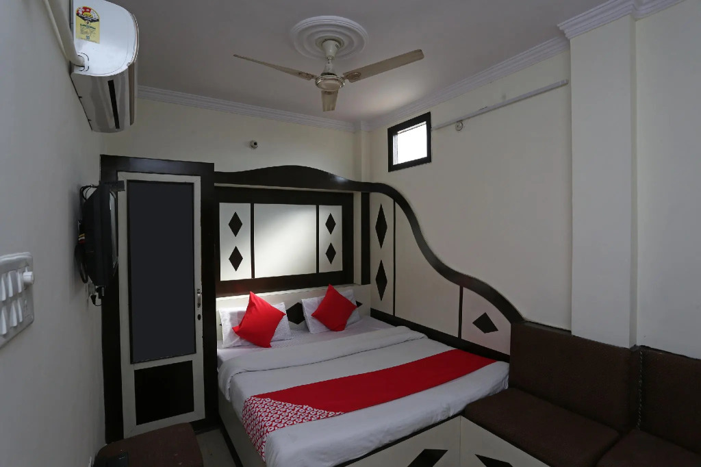 OYO 35747 Hotel Anand