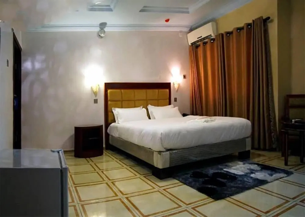 Bleu Ivy Hotel And Suites