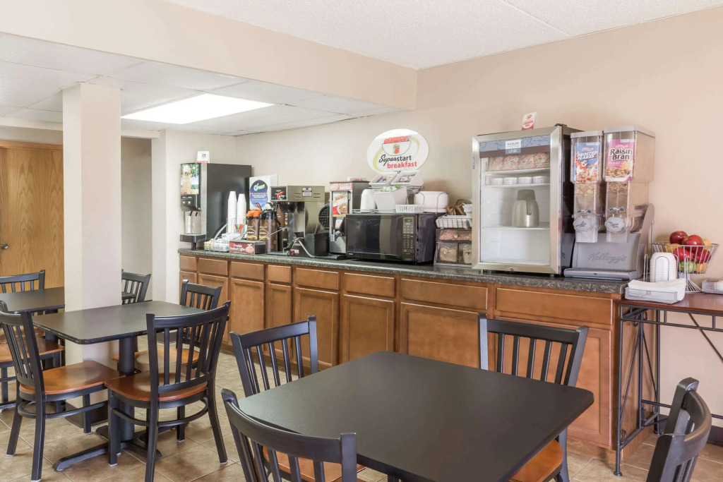 Super 8 by Wyndham Luverne