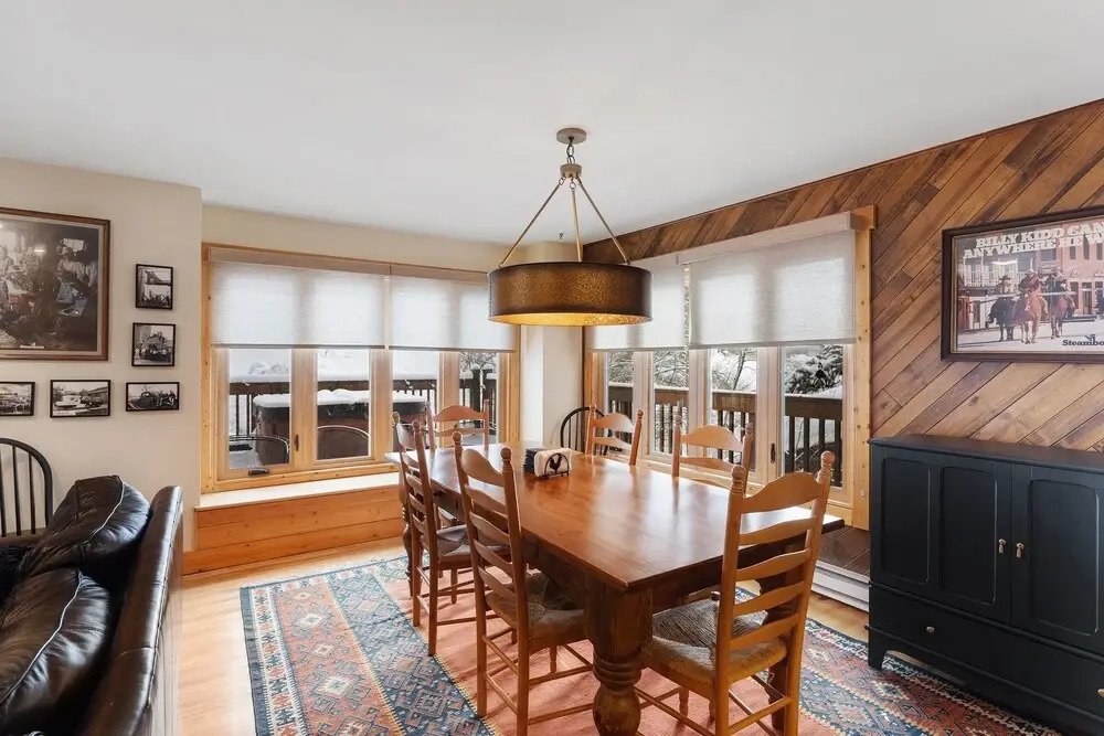Winterset 8 pet Friendly 4 Bedroom Townhouse by RedAwning