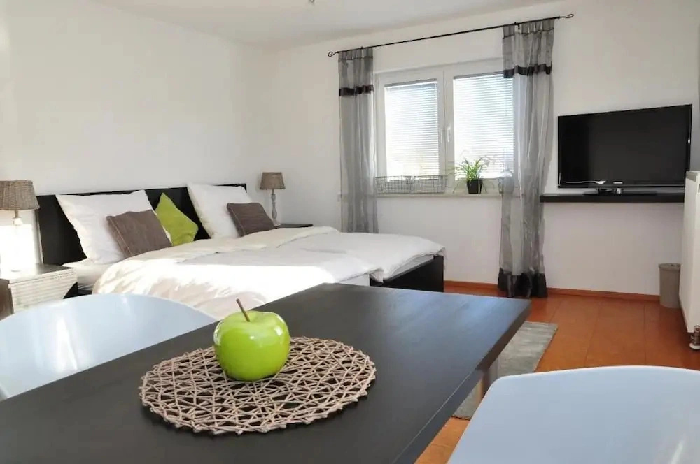 N37-modern eingerichtete Zimmer