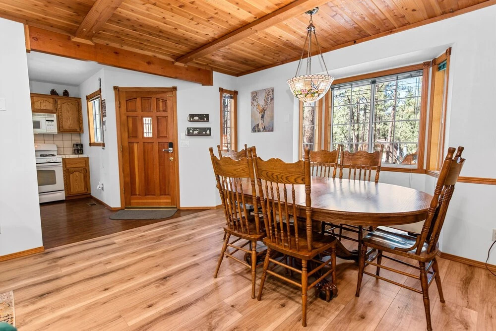 Sugarpaw Cottage - Very Private Cabin Nestled Amongst Towering Pines In This Cozy Mountain Home! 3 Bedroom Cabin