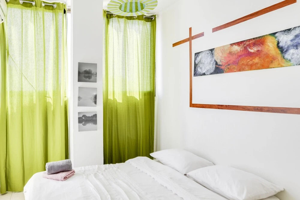 Central Apartment by Rothschild & Market