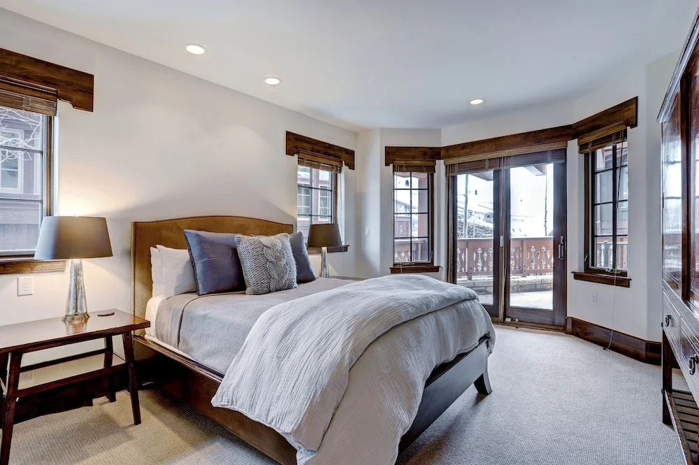 Luxury Mountainside 5BR halet in Vail Village