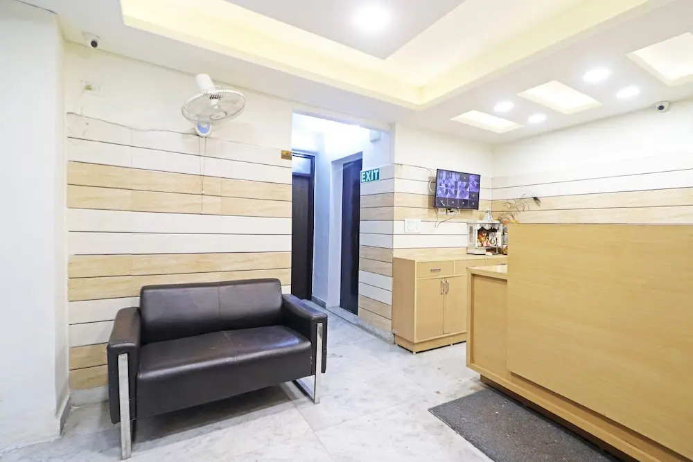 Mauryan Express Hotel Dashrathpuri Metro