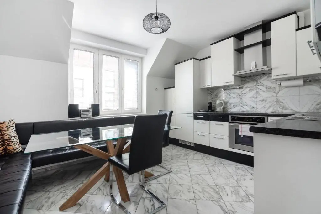 Vienna Roof Top Apartment with Terrace, Parking and AC