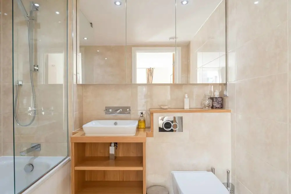 A Beautiful Modern 2 Bedroom Apartment