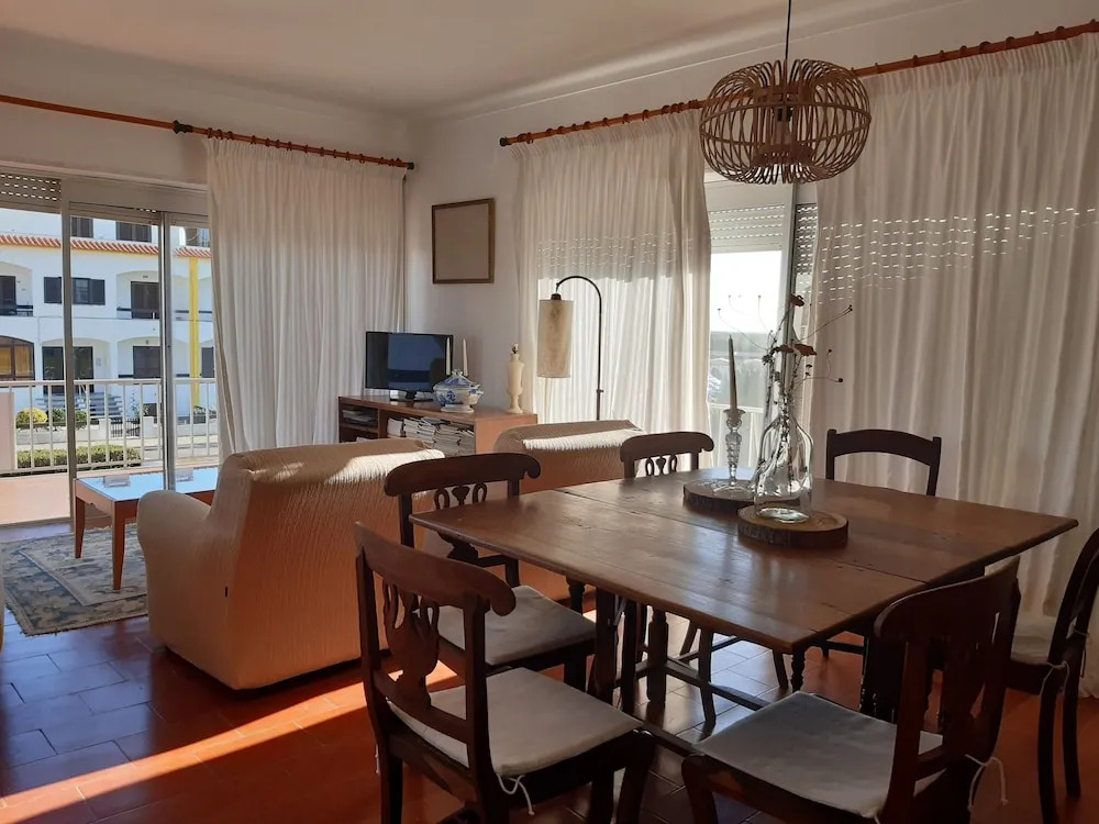 Impecable 4-bed Villa in Praia da Areia Branca