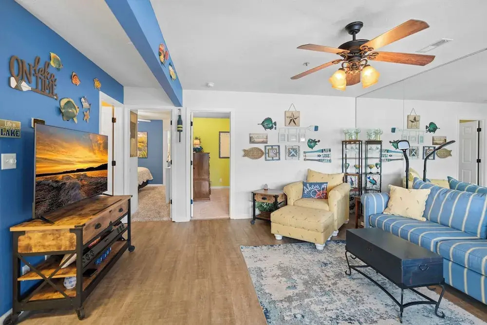 Latibe Retreat Lakefront Condo for 4 w/ Balcony & Pool Access