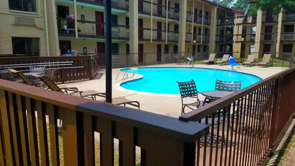 Red Roof Inn & Suites Houston - Hobby Airport