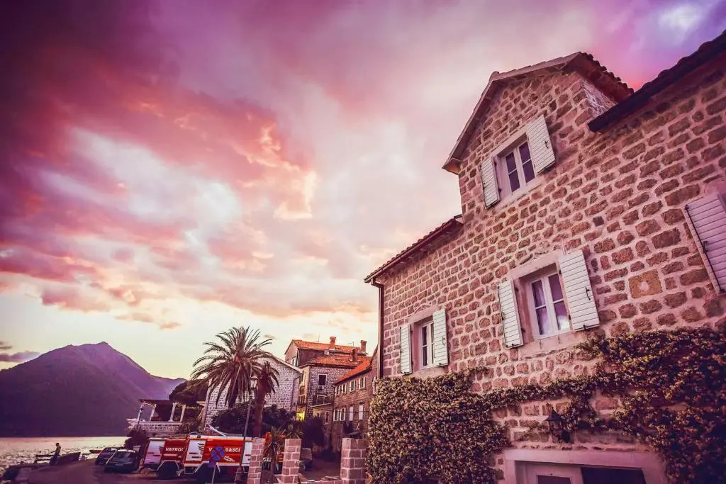 Luxury 6 bedroom house on waterfront