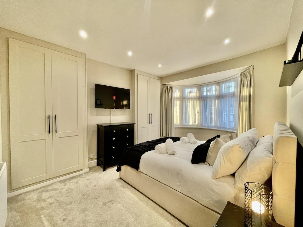 Stylish 3-bed House in Hornchurch - Free Parking