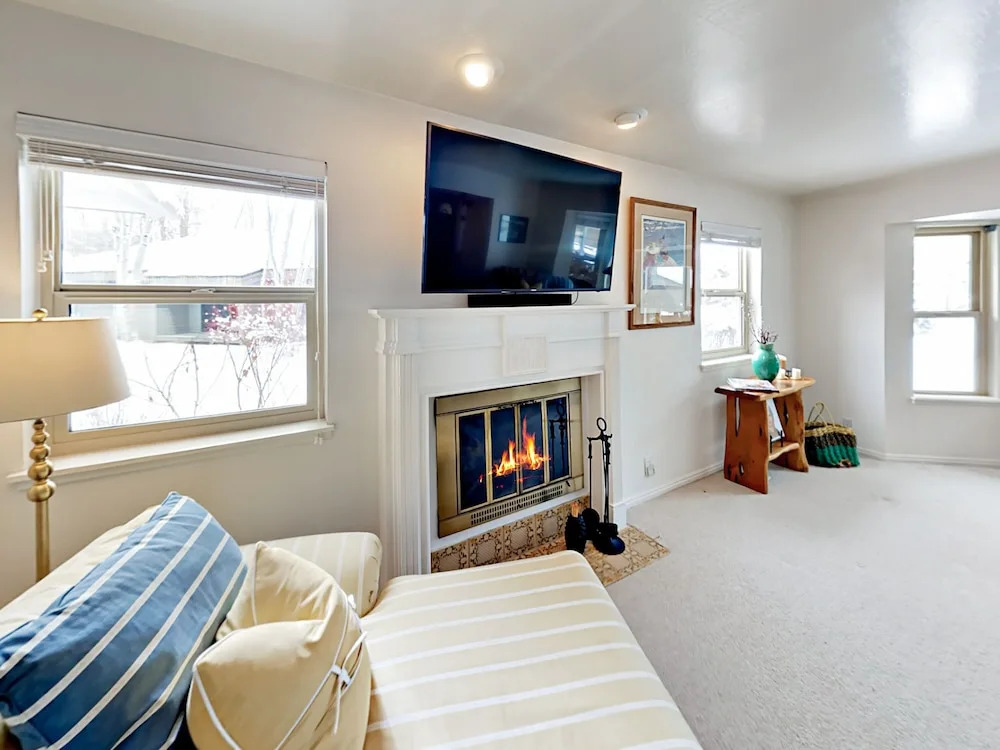 Large Near Shuttle To Slopes & Sundance 5 Bedroom Home
