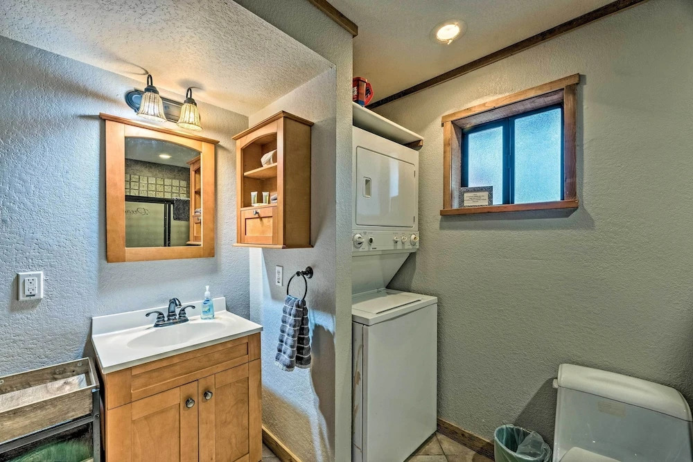 Ruidoso Cabin w/ Deck & Grill - Walk to Town!