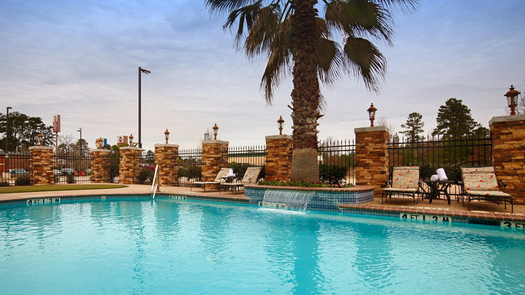 Best Western Plus Crown Colony Inn & Suites