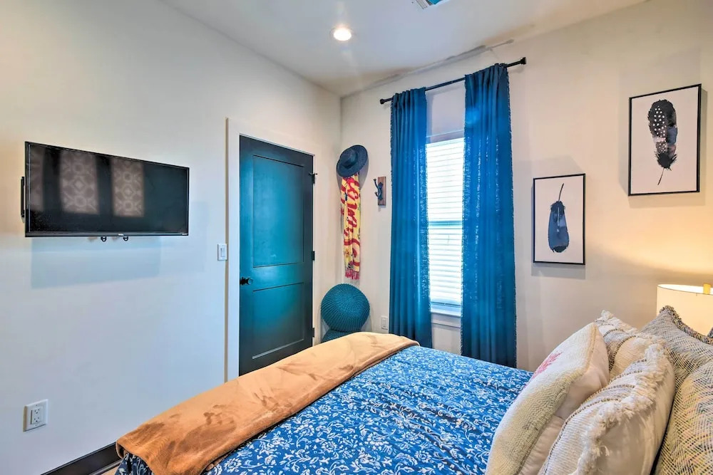 Peaceful Galveston Getaway w/ Deck: Walk to Beach