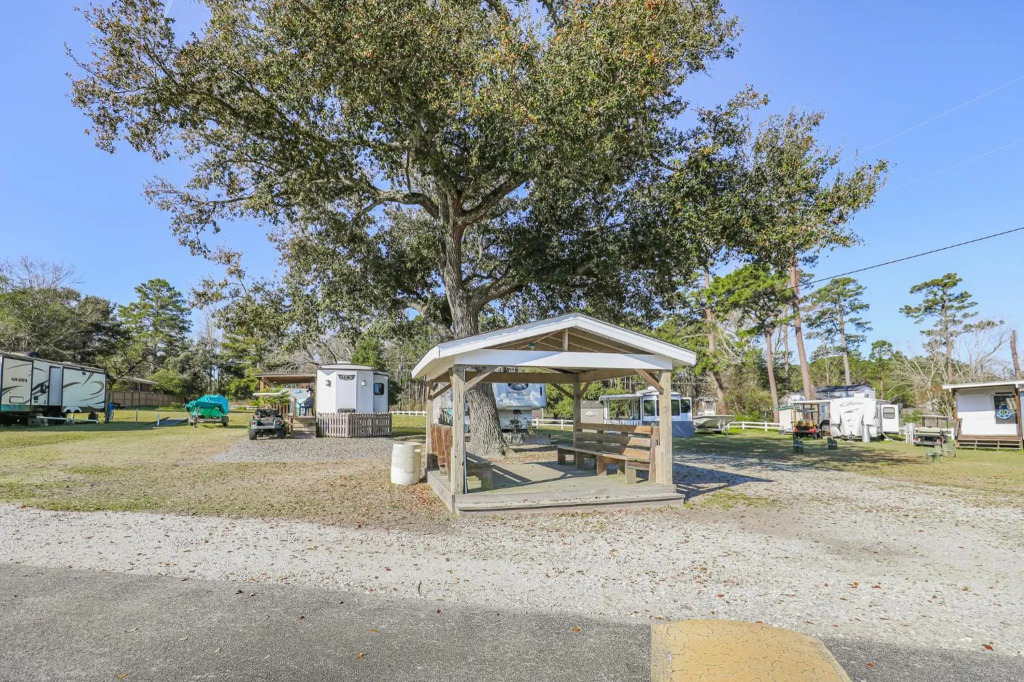 Spacious Home with Waterfront View-Welcome Pets