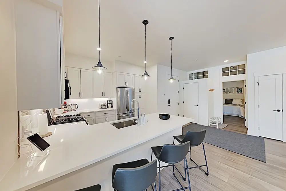 New Listing! Lavish All-season Escape W/ Hot Tub 3 Bedroom Condo
