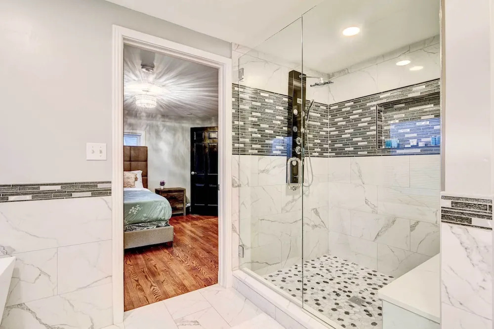 Luxurious Detroit Home - Walk to Golf and Park!